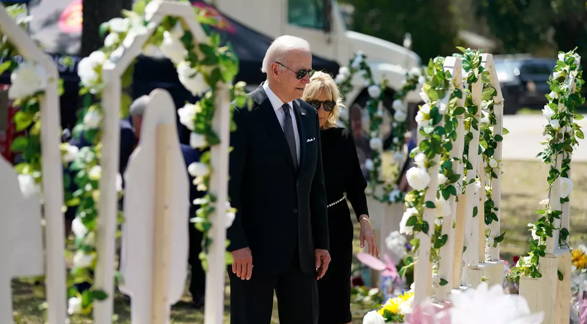 „Faceți ceva!”. Joe Biden, confruntat de un locuitor din Uvalde, în timpul vizitei în orașul încă sub șocul masacrului din școală