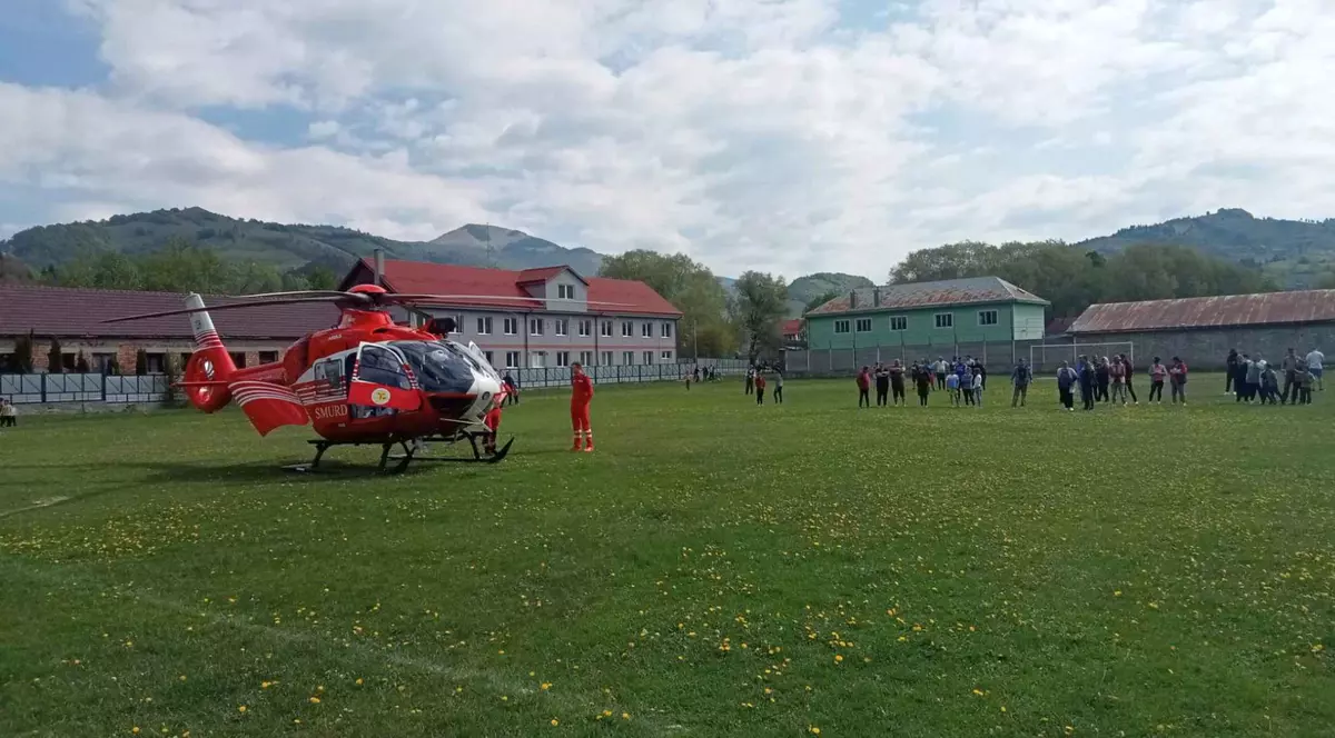 Un tânăr de 17 ani din Bistrița, preluat de elicopterul SMURD, după ce s-a împușcat cu arma de vânătoare a tatălui său. Poliția a deschis o anchetă