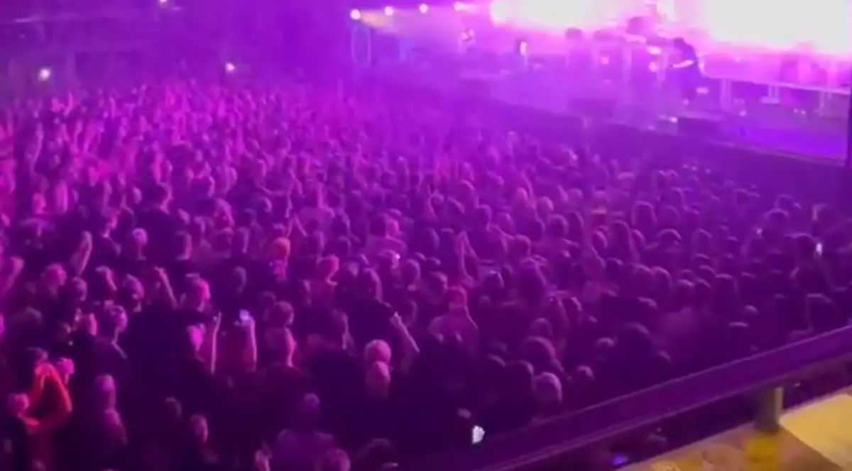 VIDEO | „F**k the war!” Mii de ruși scandează împotriva războiului, la un concert din Sankt Petersburg