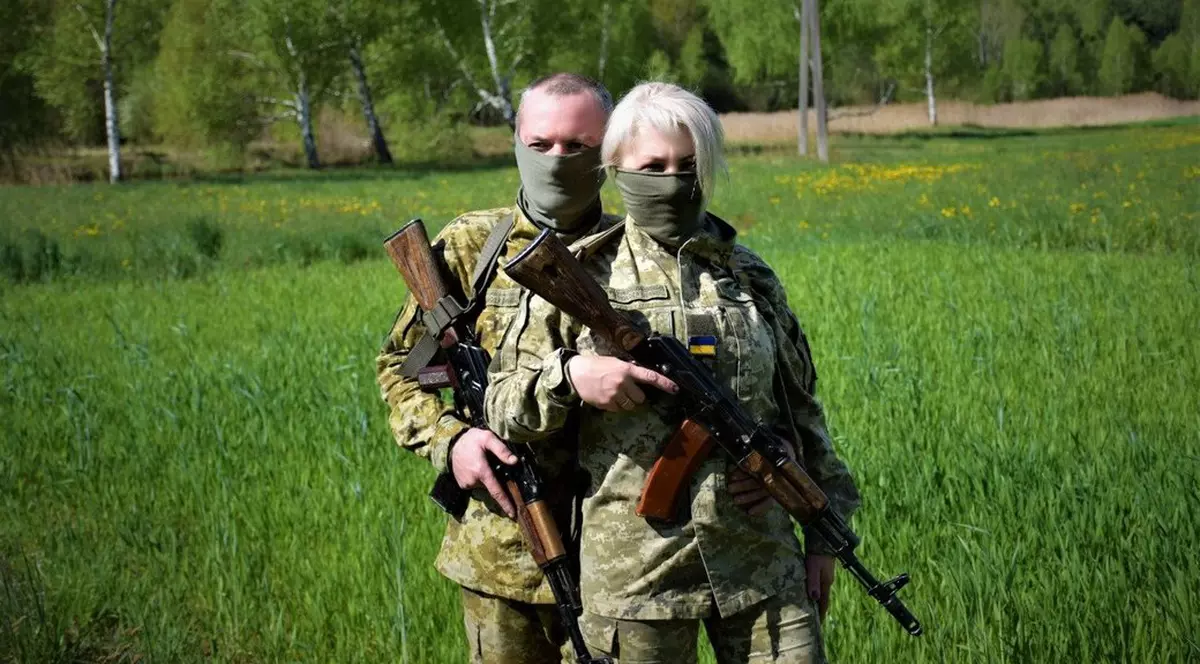 „Pe aici nu se trece!”. Doi soți apără cu arma în mână granița Ucrainei