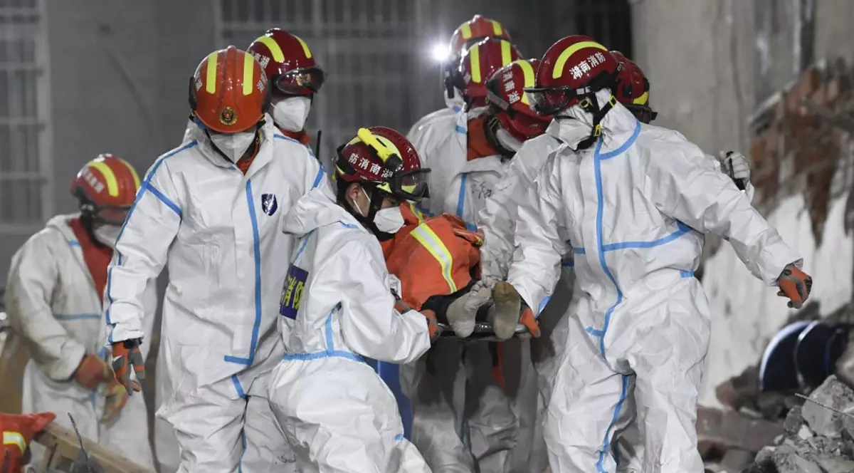 Femeie salvată după ce a stat 6 zile sub dărâmăturile unui bloc din China. Zeci de persoane sunt încă date dispărute