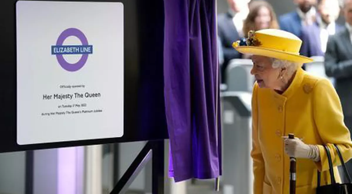 Regina Elisabeta a Marii Britanii, apariție surpriză la ceremonia de inaugurare a noii linii feroviare de la Londra, care îi poartă numele