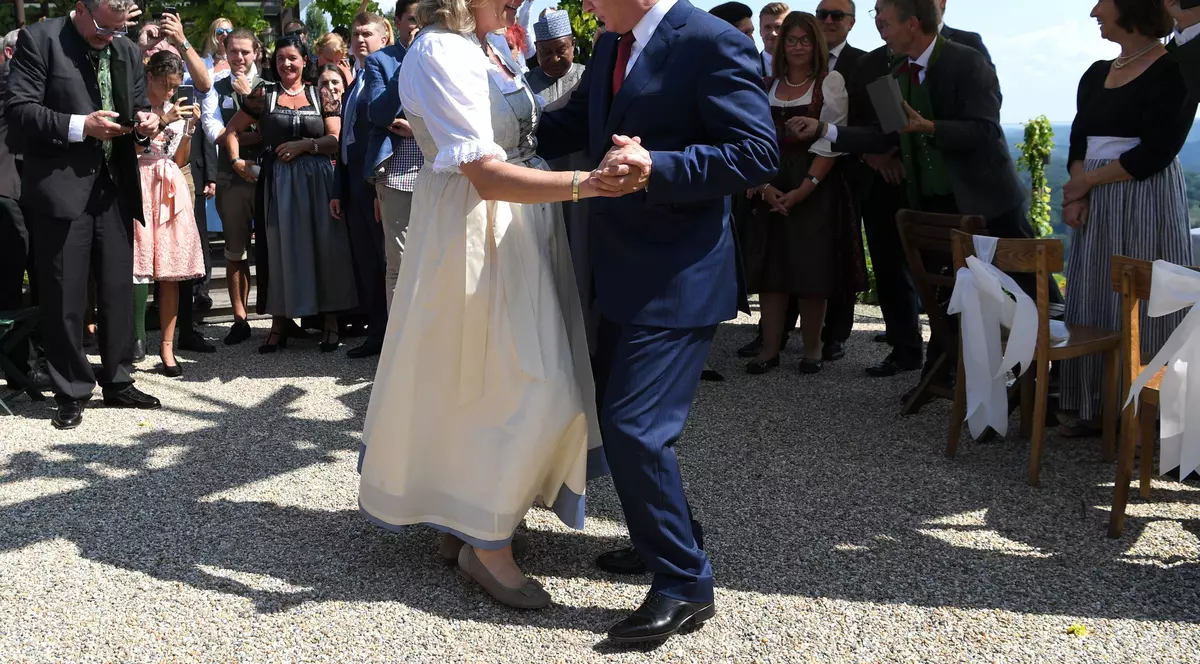 Fosta şefă a diplomaţiei austriece, care a dansat cu Putin la nunta ei, a demisionat din conducerea companiei ruse Rosneft