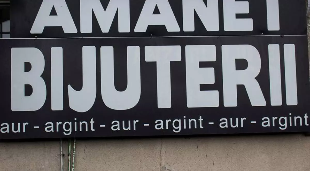 Opt kilograme de bijuterii din aur și argint, confiscate într-o zi de la casele de amanet din București