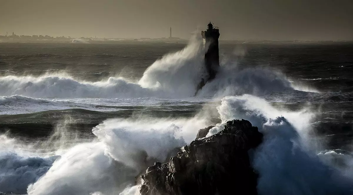 Părinții și unul dintre fiii lor au murit, după ce au fost loviți de un val uriaș, în Franța. Alți trei copii ai familiei au fost răniți