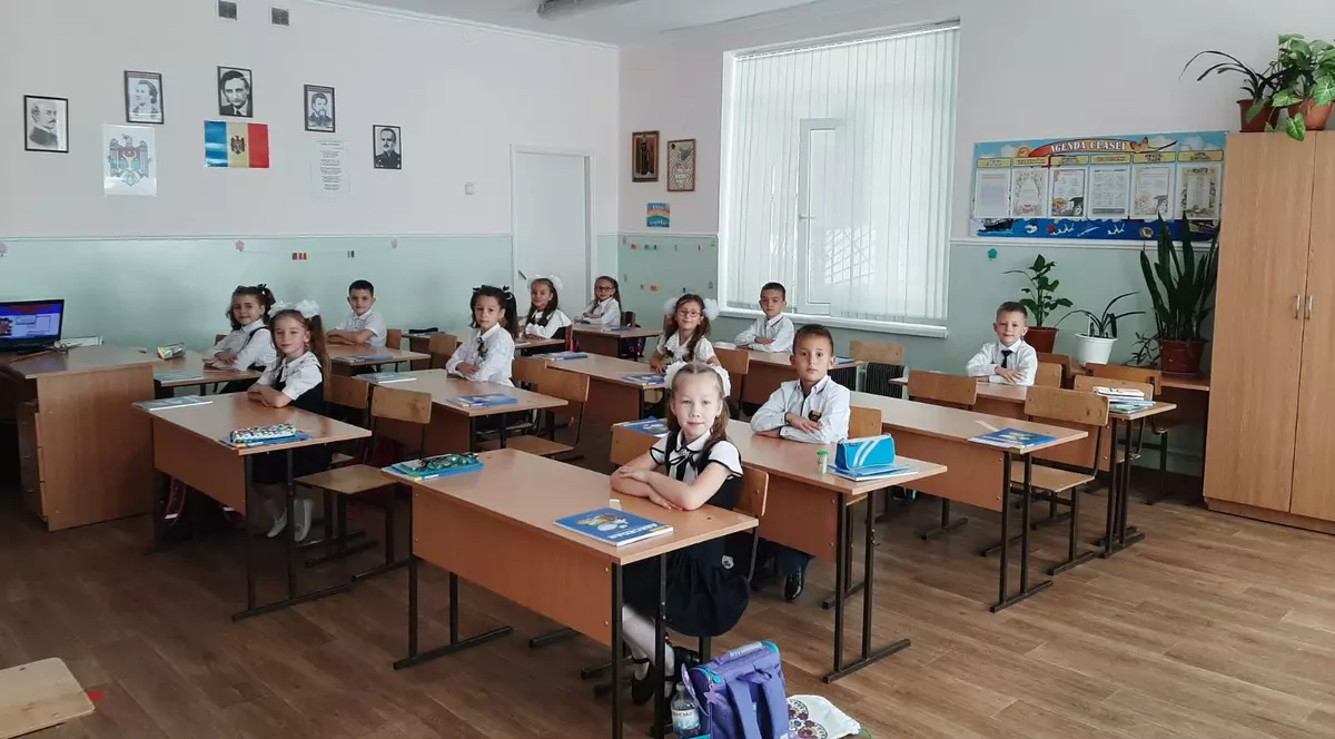 Profesori din școlile românești din Transnistria, provincie aflată în cod roșu de alertă teroristă: „Oamenii pleacă din regiune, noi rămânem alături de elevii noștri”