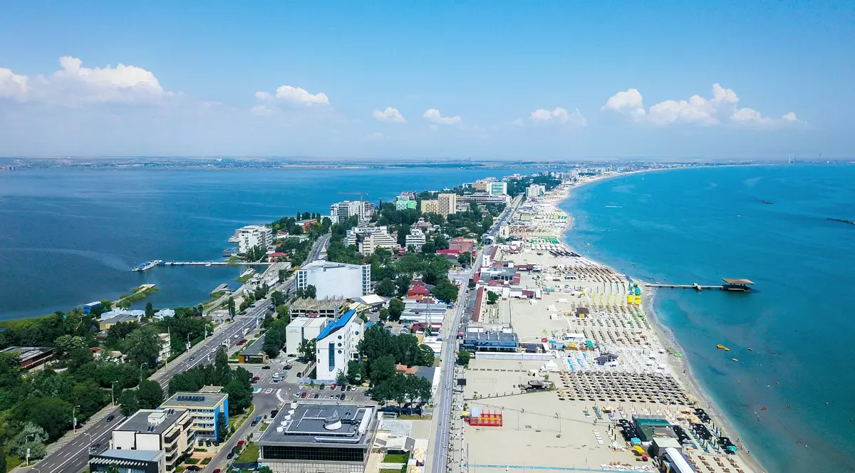 Zeci de oameni, scoși noaptea de ISU dintr-un hotel din Mamaia. Care a fost motivul evacuării
