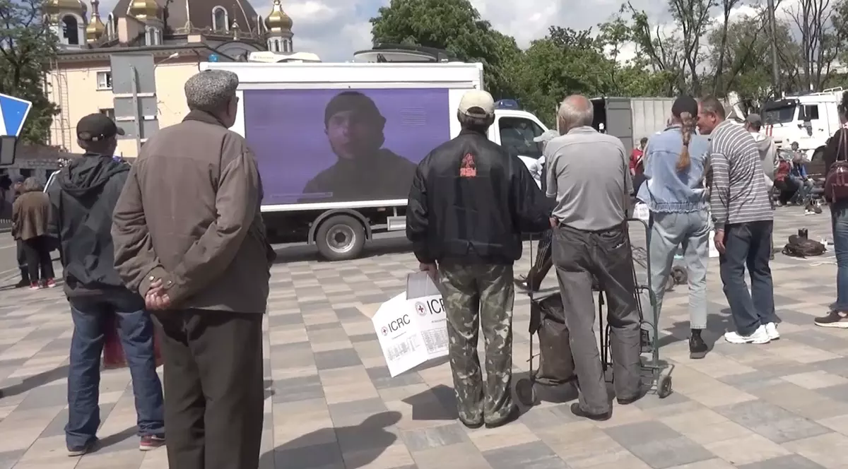 Rusia a trimis în Mariupolul devastat dubițe cu televizoare uriașe, unde rulează propaganda anti-ucraineană