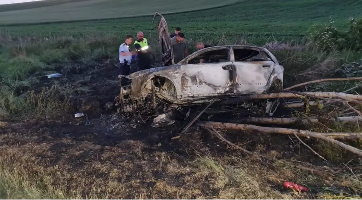 Momentul în care o mașină se izbește de copac și ia foc, surprins de o cameră de bord. Un tânăr de 18 ani a murit carbonizat