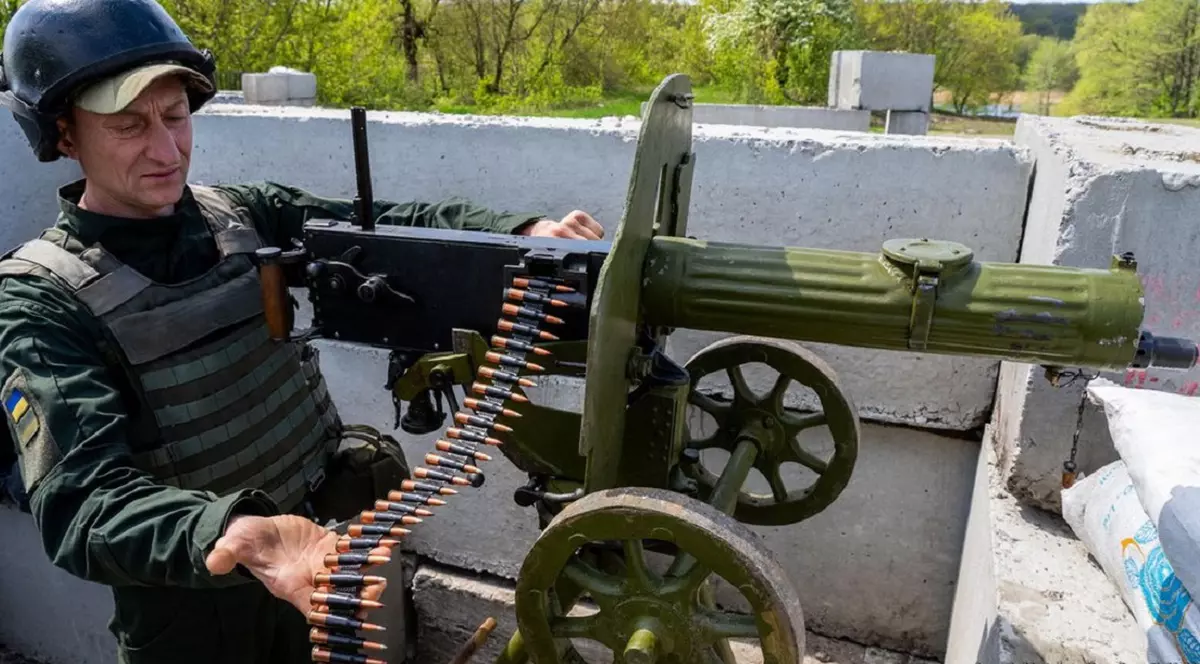 VIDEO| Rușii râd de ucraineni că se luptă cu o mitralieră model 1910 pe care o răcesc cu apă