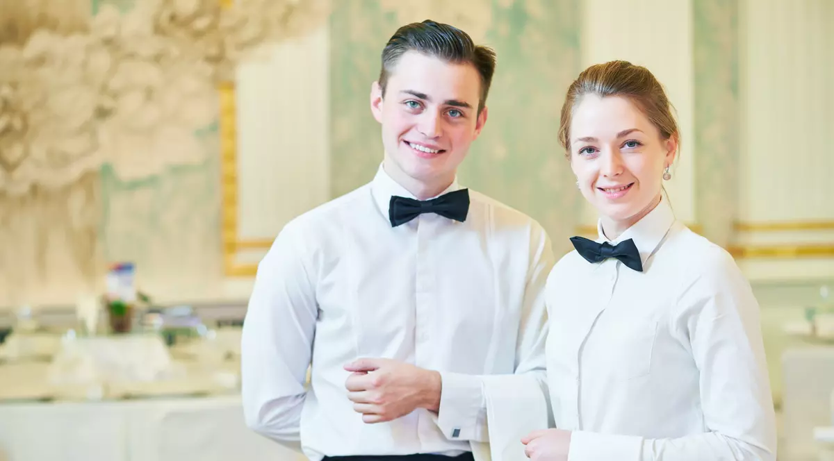 Ce salarii se câștigă în restaurante? Bacșișul poate tripla leafa în timpul sezonului turistic. Ospătar și ospătăriță