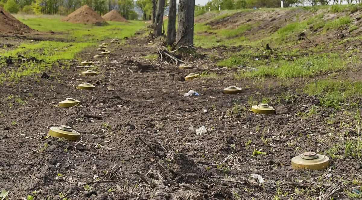 Pentru a se întoarce acasă, civilii ucraineni învață o nouă abilitate: detectarea minelor plantate de ruși