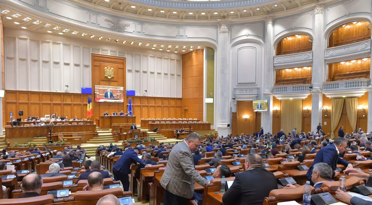 Parlamentarii își iau pensiile speciale înapoi. Judecătorii CCR au decis că eliminarea lor e neconstituțională