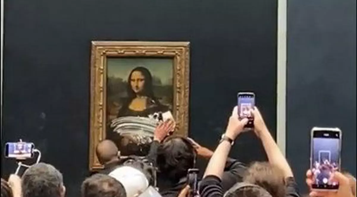 Un vizitator al Muzeului Luvru a aruncat cu o prăjitură în Mona Lisa, opera lui Leonardo da Vinci