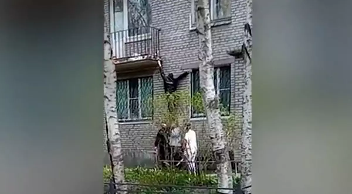 VIDEO| Un polițist rus se chinuie să intre într-o casă din care se difuzau mesaje despre crimele soldaților ruși în Ucraina