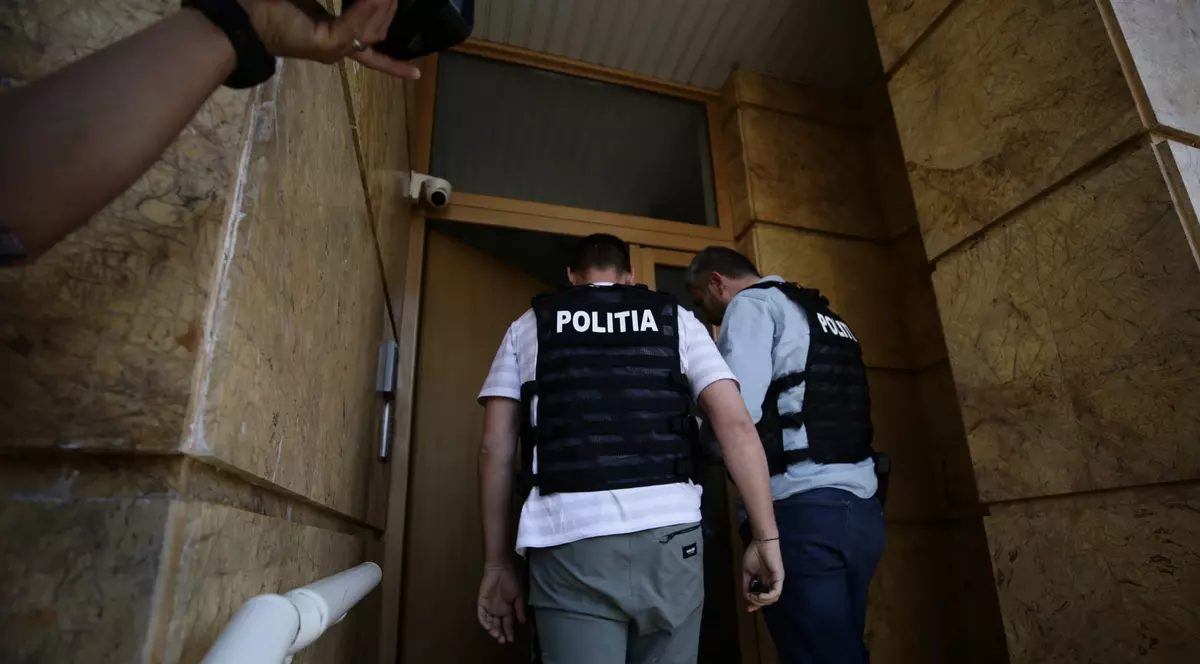 Poliția nu l-a găsit acasă pe Sorin Oprescu. Surse: Ar fi plecat în străinătate, nu departe de România