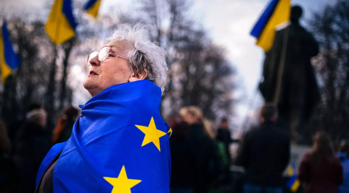 O femeie din Luhansk, estul Ucrainei, învelită în steagul UE, la un protest pro-european din 15 aprilie, 2014. Foto: Profimedia