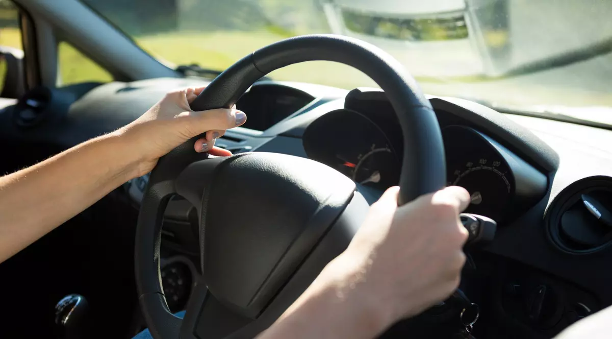 O adolescentă din Suceava, condamnată să stea acasă în weekend, după ce a fost prinsă la volan fără permis