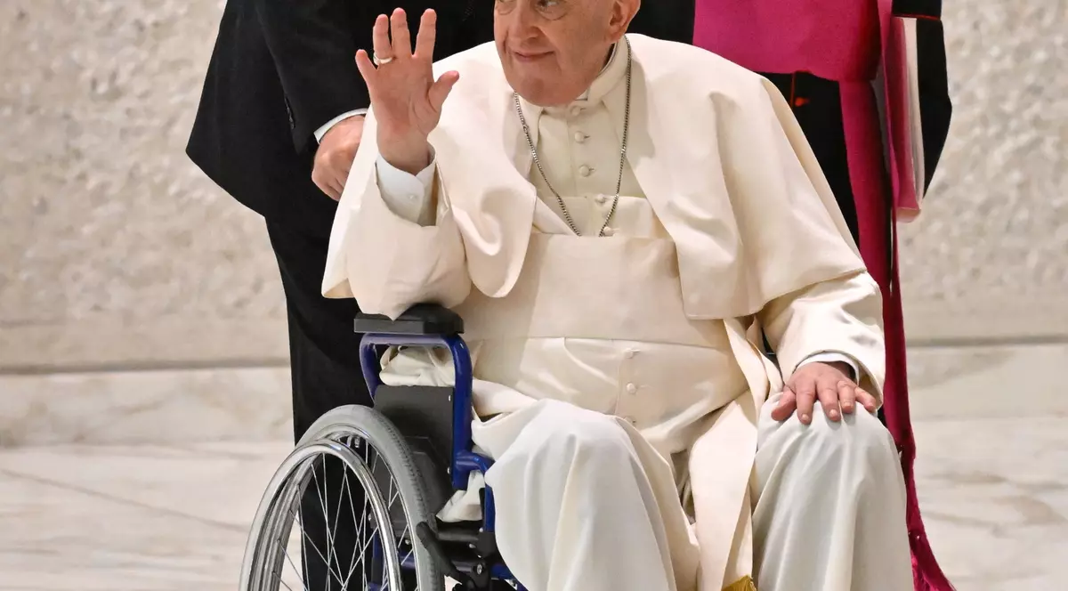Pentru prima dată, Papa Francisc a folosit un scaun cu rotile în public după reapariţia problemelor la genunchi