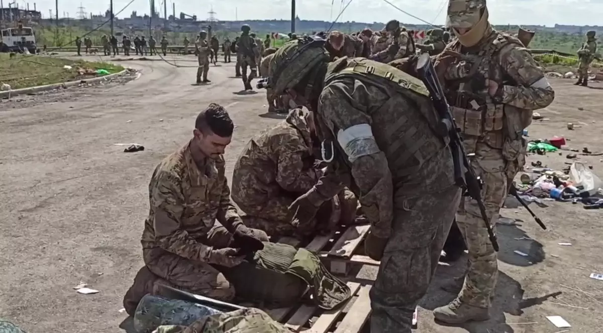 „Încercăm să-i eliberăm”. Ce a aflat Kievul despre luptătorii de la Azovstal, ținuți prizonieri de ruși