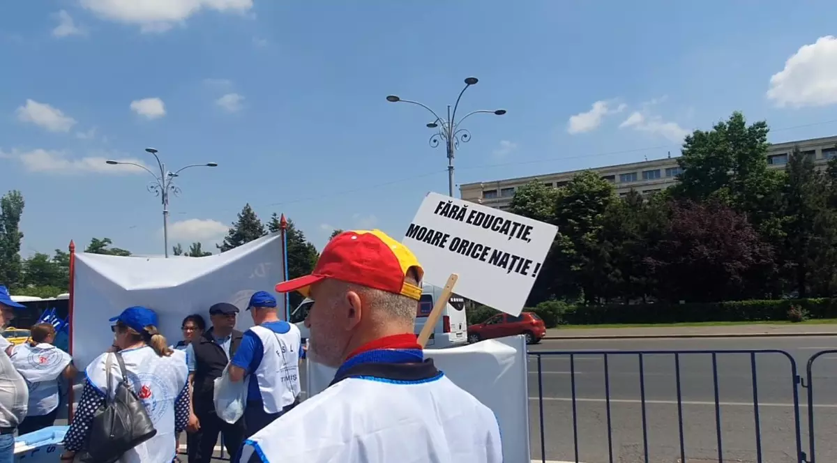 Un profesor cu vechime câștigă cât un angajat la call center. Comparația salariilor din Educație cu cele din alte domenii