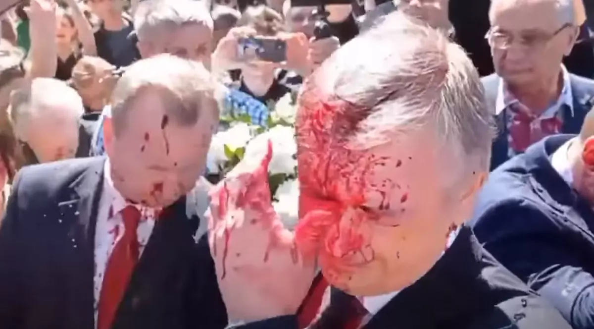 Rusia îl convoacă pe ambasadorul polonez la Moscova, după ce ambasadorul rus la Varşovia a fost stropit cu vopsea roşie