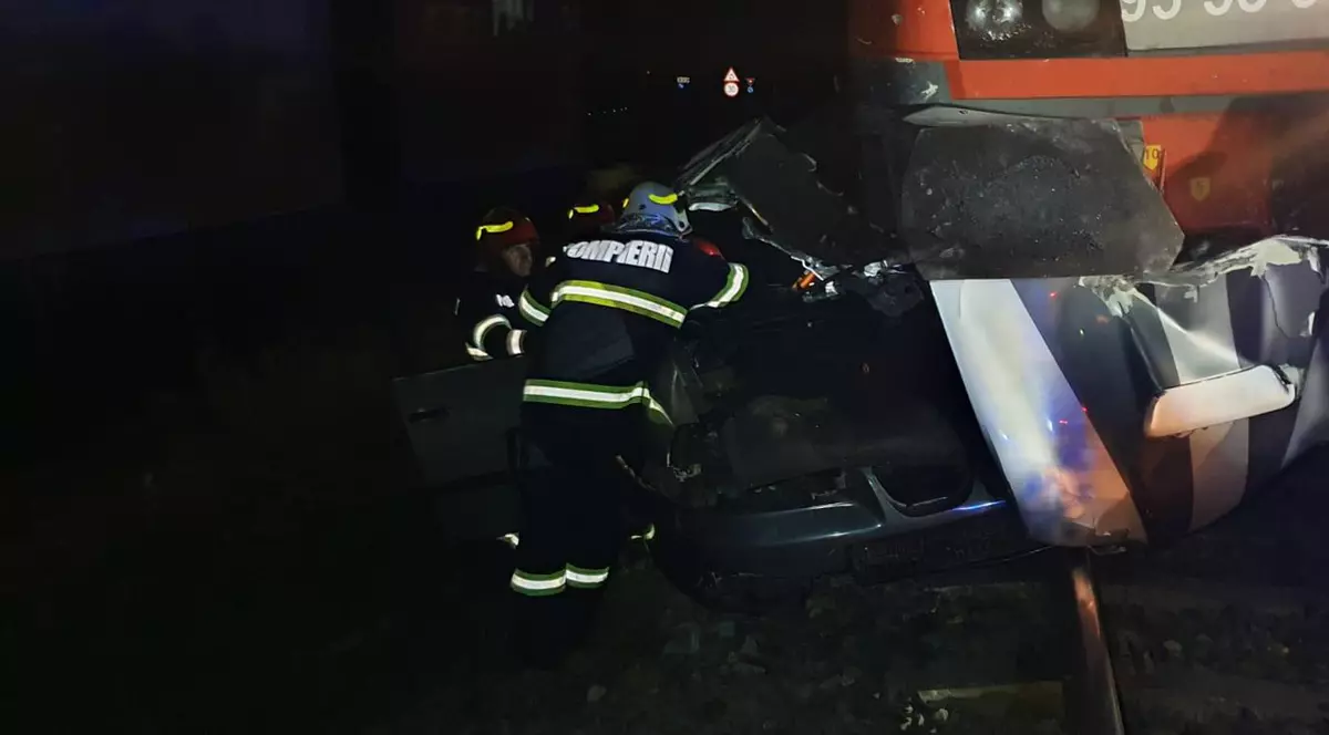 Un tânăr din Satu Mare a murit după ce mașina în care se afla a intrat sub locomotiva unui tren. Alte două persoane rănite