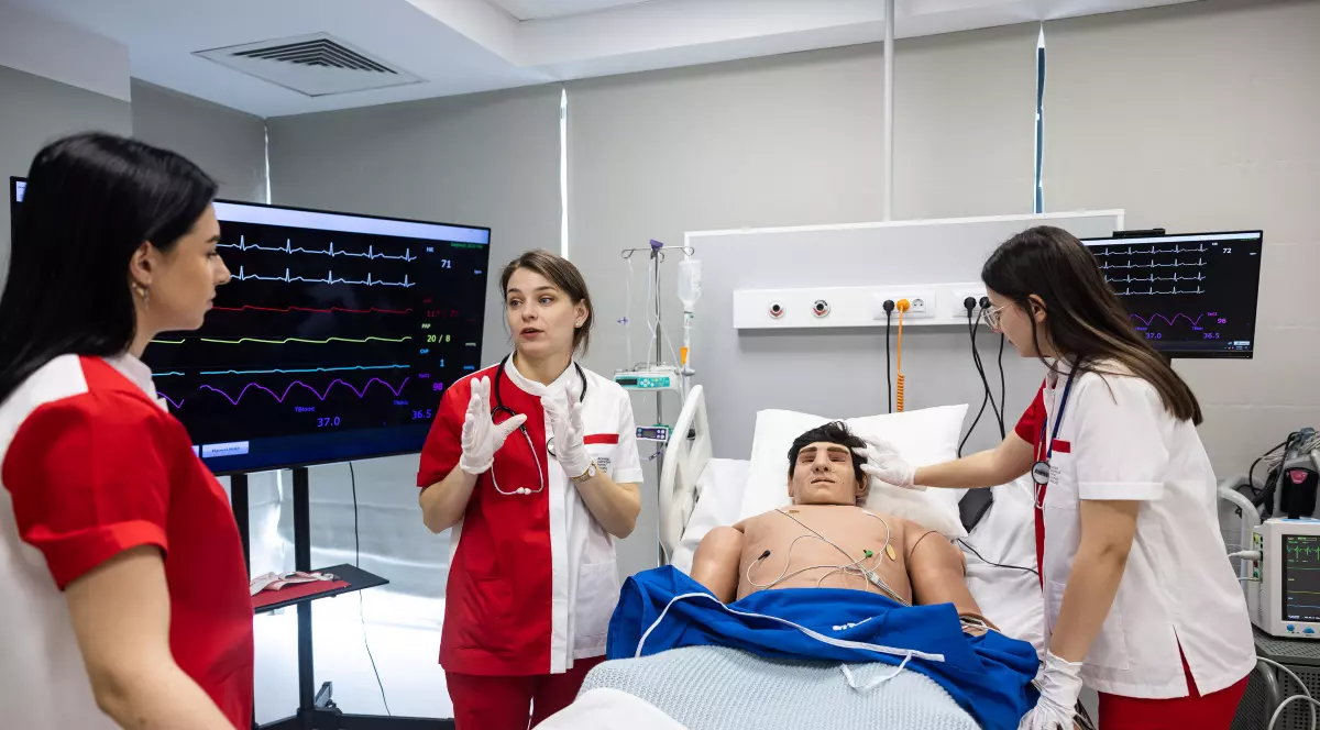 Academia Europeană pentru Asistenți Medicali dispune de manechine umanoide robotice de ultimă generație care imită simptomele studiate, clinice sau cronice și care au circuite interne de lichide, fapt ce permite simularea recoltării de probe biologice