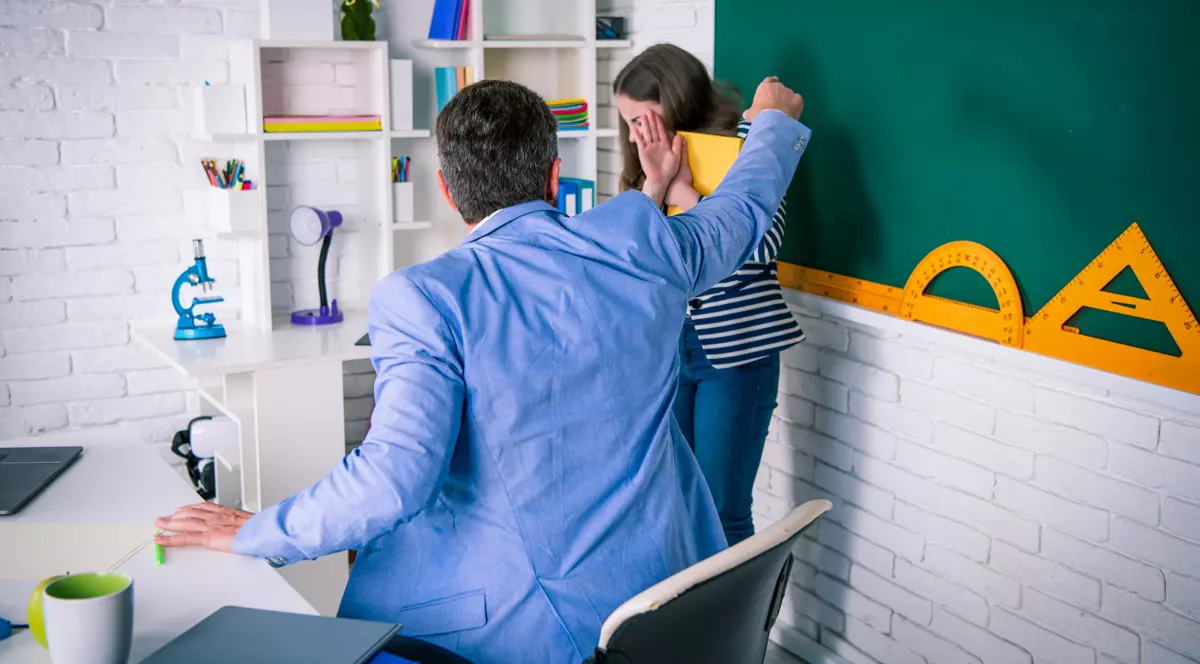 Cum ajung unii profesori să-și rănească elevii. „Ei știu că nu-i în regulă să reacționeze așa, dar nu cunosc o altă variantă”