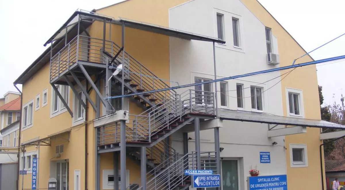 „Mi-am spălat copilul cu furtunul”. Revolta unui tată care s-a internat cu copilul la spital în Cluj. Conducerea dă vina pe „pacienții de etnie”