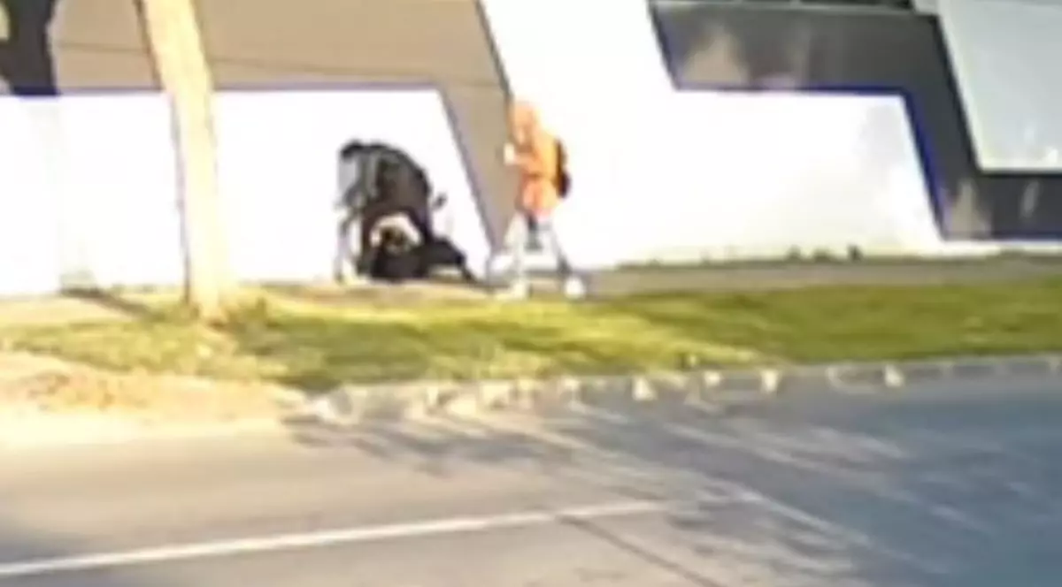 VIDEO | Adolescentă de 15 ani, bătută în stradă de fostul iubit, în Teleorman. Totul a fost surprins de camerele de supraveghere