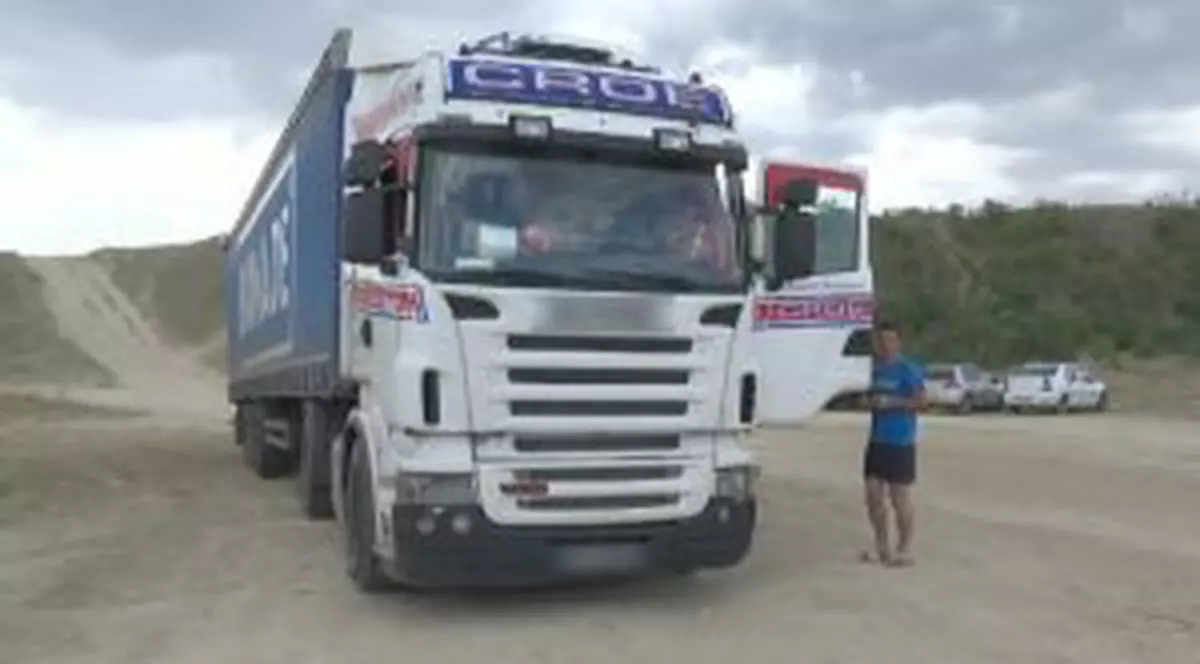 A parcat TIR-ul direct pe plaja din Corbu: „Ăsta e hotelul meu”. Ce a răspuns când i s-a cerut să plece