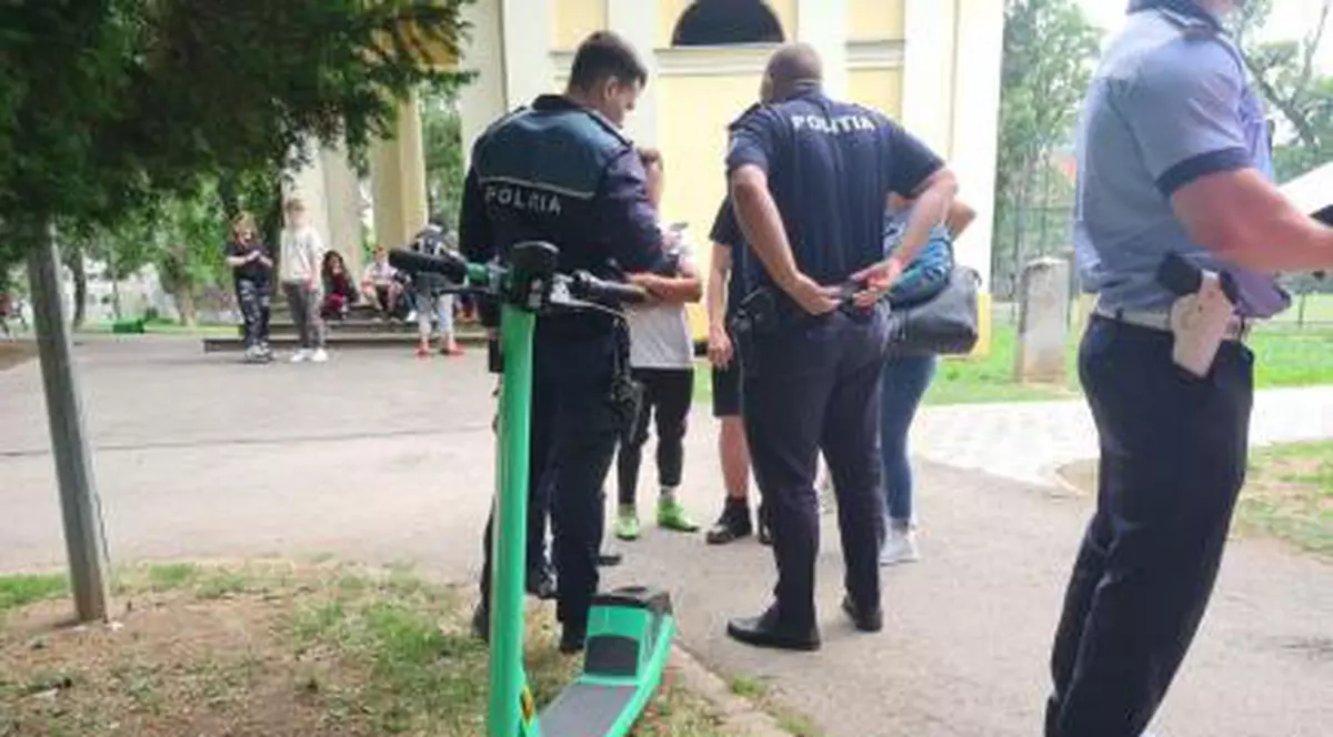Un copil de un an și șase luni a fost lovit de un adolescent pe o trotinetă electrică, într-un parc din Oradea