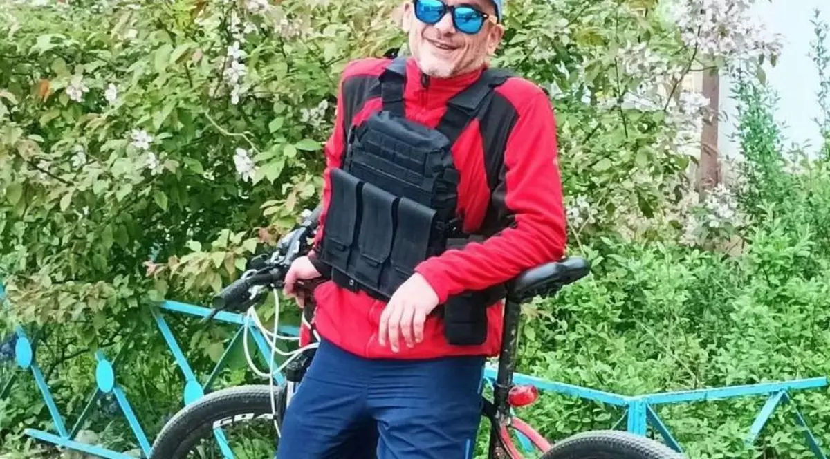 Un ucrainean a fugit cu bicicleta, printre obuze, din orașul asediat de ruși: „Nu simțeam frică, ci mai degrabă furie”