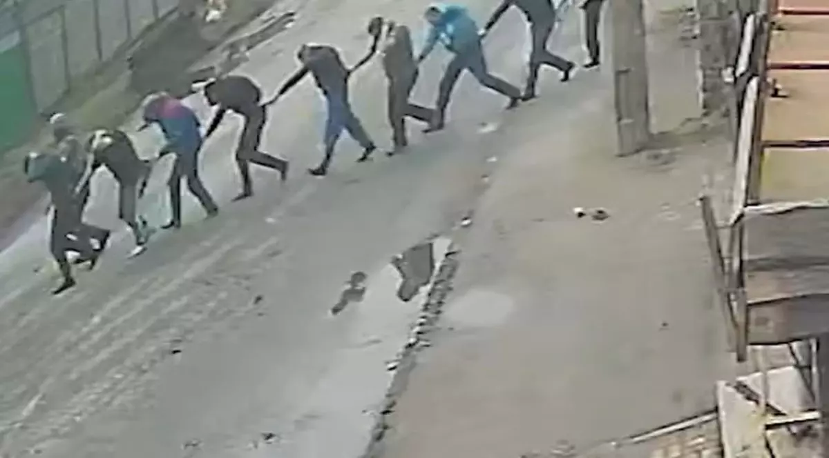 VIDEO | Opt ucraineni capturați au fost executați de soldații ruși la Bucha. Filmările care dovedesc crimele