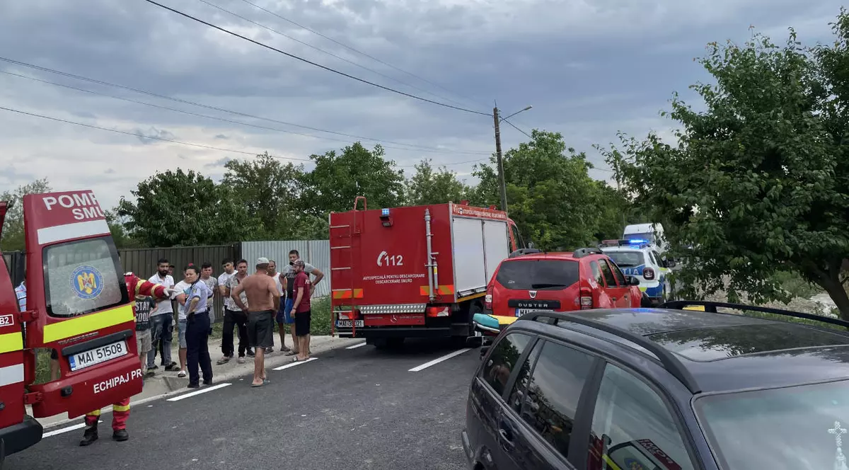 FOTO. Trei bărbați blocați într-o fântână din județul Brăila. Unul dintre a murit