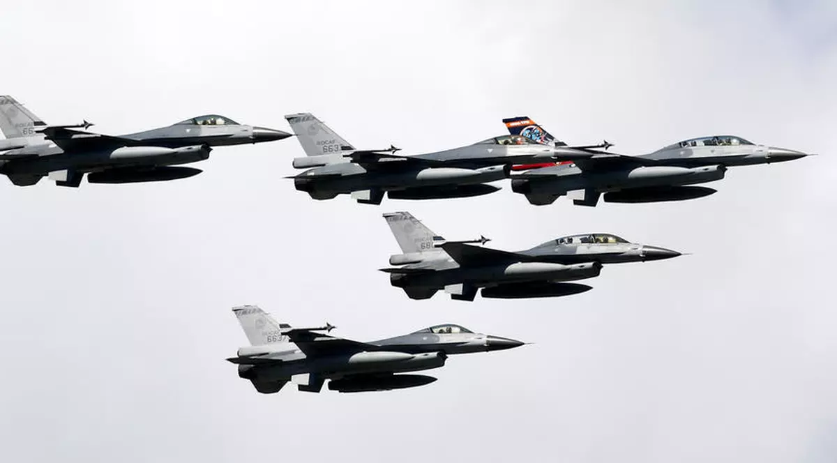 China a trimis 30 de avioane de luptă în apropiere de zona de apărare aeriană a Taiwanului