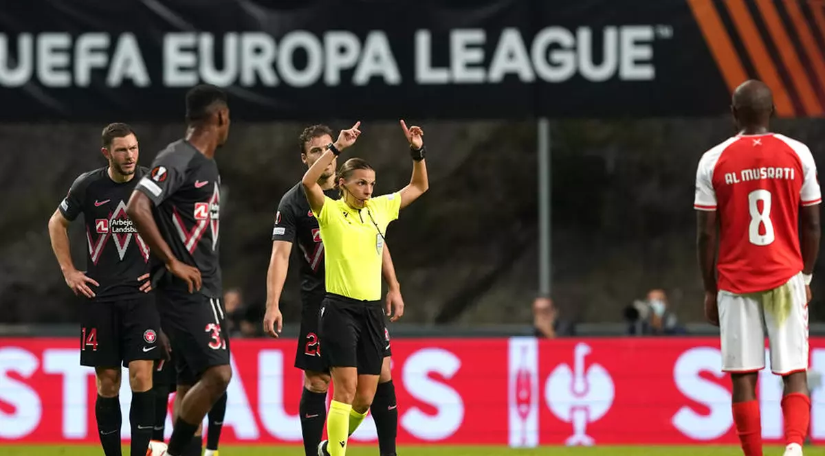 Arbitri femei vor conduce în premieră meciuri la Cupa Mondială de fotbal 2022 din Qatar