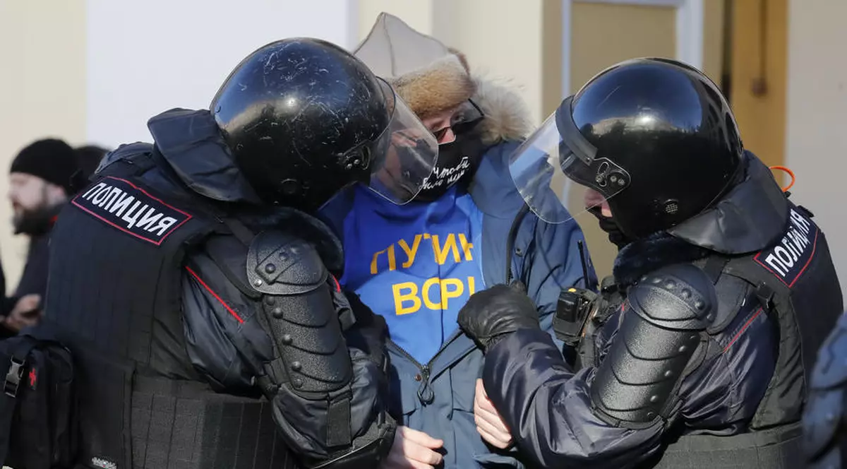 Un tribunal din Rusia a achitat un  bărbat care a afișat în St. Petersburg o pancartă cu „Războiul este pace”. Cum a motivat judecătorul