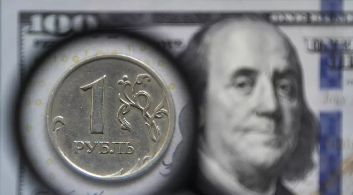 Rubla, cea mai bună cotație în raport cu dolarul american, din ultimii patru ani