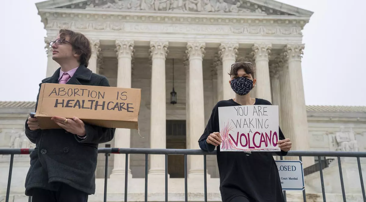 Curtea Supremă a SUA confirmă autenticitatea documentului privind eliminarea dreptului la avort, dar spune că nu reprezintă „decizia finală”