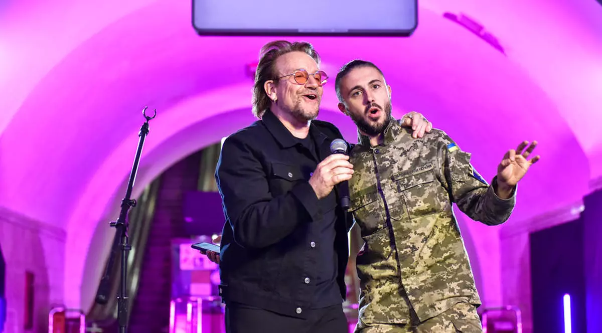 VIDEO | Bono de la U2, concert surpriză într-o staţie de metrou din Kiev. Mesajul starului rock pentru ucraineni
