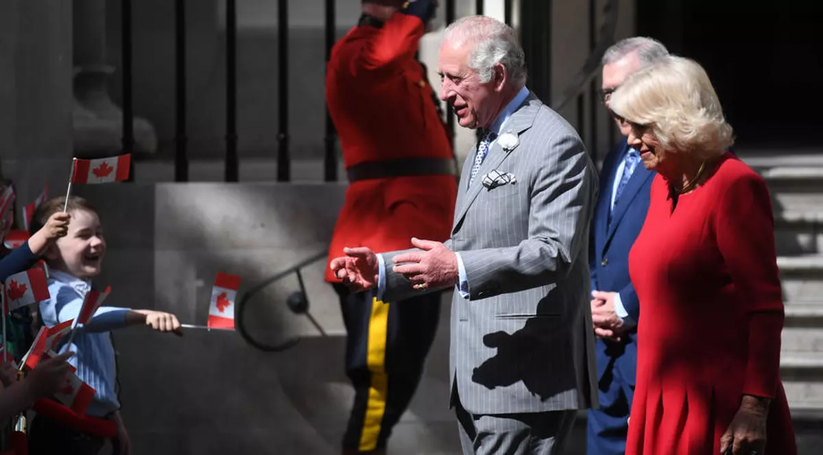 Prințul Charles a primit cadou celebrul timbru poștal ucrainean cu crucișătorul Moscova