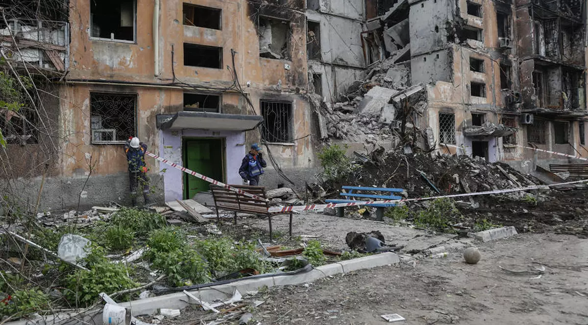 Circa 70 de cadavre, găsite sub o clădire din Mariupol lovită de bombardamentele rusești