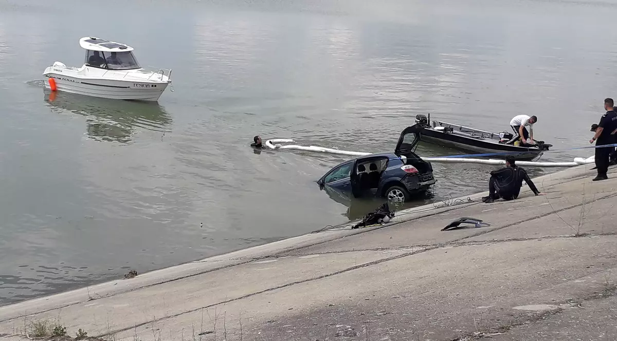 VIDEO | O maşină a plonjat în barajul de la Mihăileşti. Șoferul a fost transportat la spital