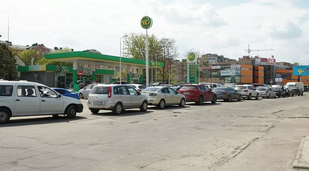 Cozi mari la benzină în Cernăuți. „Schimb un kilogram de sare pe o canistră de benzină”. Viața din Ucraina, o previzualizare a crizei globale?