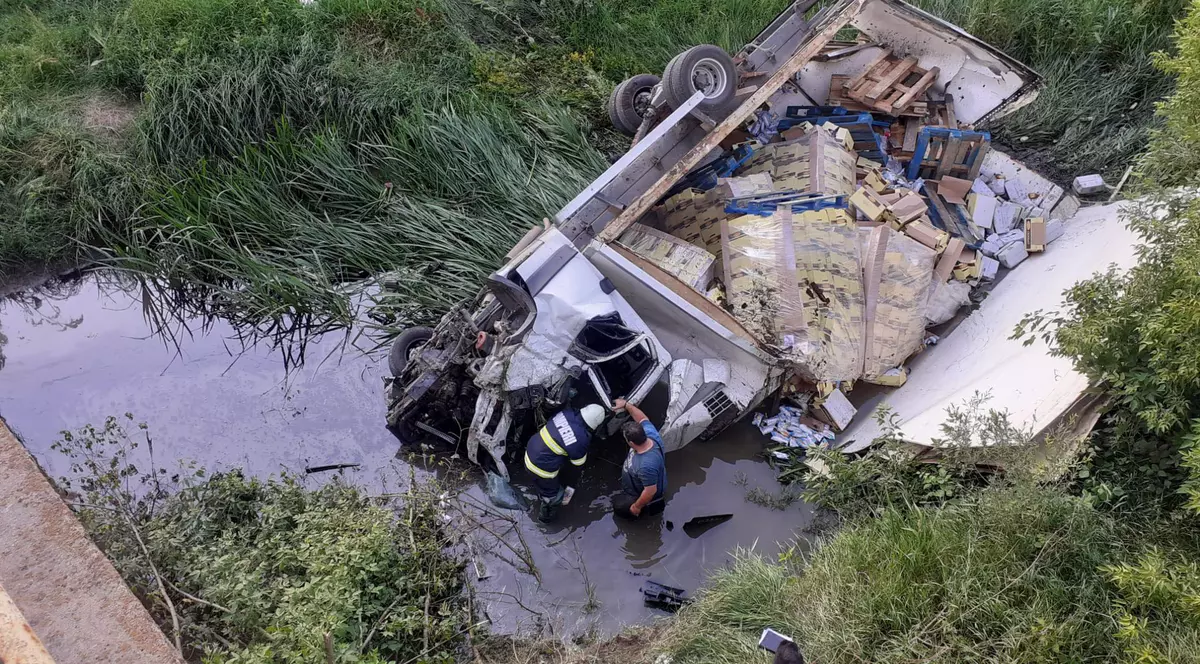 Un TIR încărcat cu dulciuri s-a răsturnat în albia unui râu din județul Vaslui, după ce i-a explodat un pneu