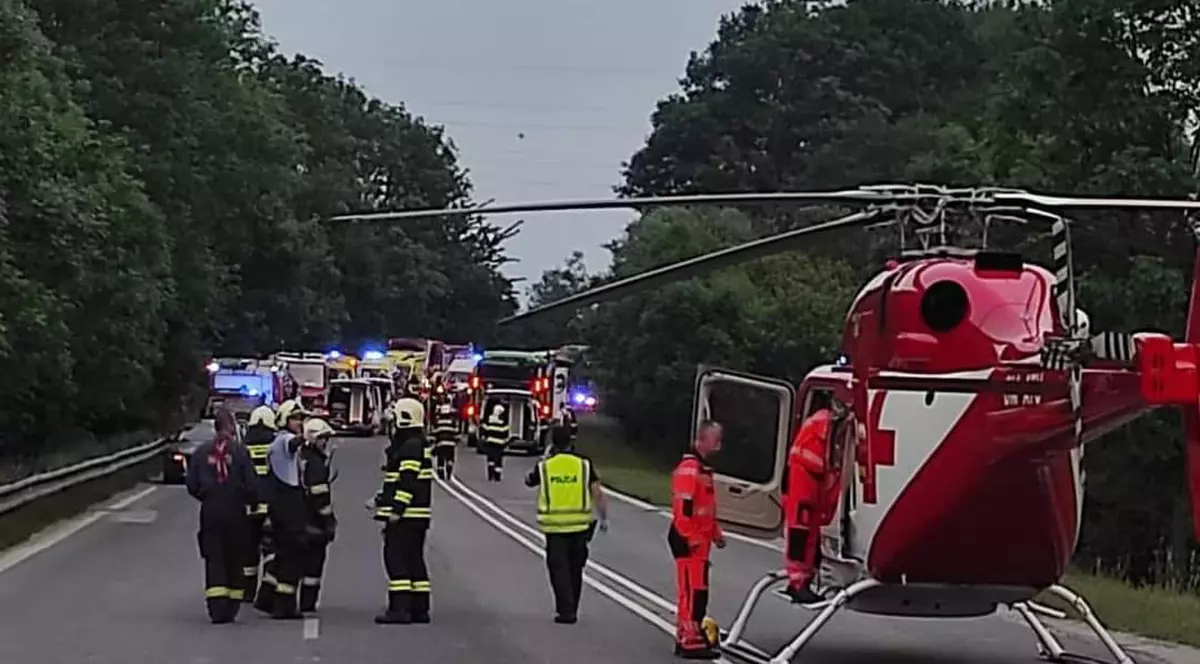 Accident feroviar cu zeci de răniți, în Slovacia. Trenul a fost lovit de locomotiva trimisă să-l tracteze