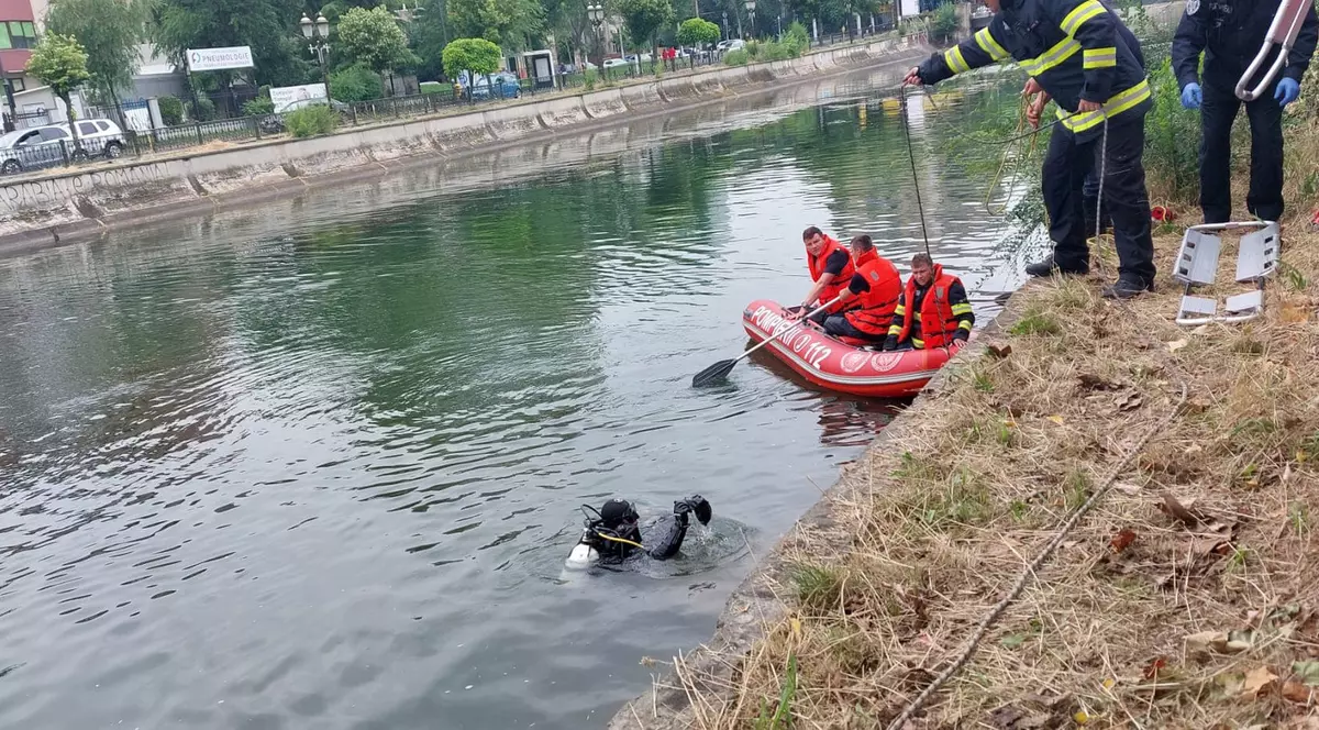 Bărbatul scos din Dâmboviţa, în zona Spitalului Universitar, a murit