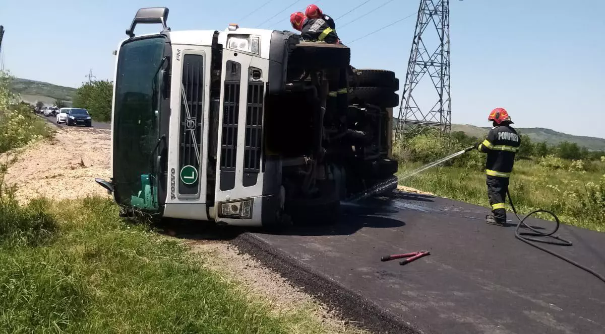 Cinci tone de măruntaie de pui s-au împrăștiat pe o șosea din Vaslui, după ce un TIR s-a răsturnat. Șoferul avea o alcoolemie de 0,96 la mie